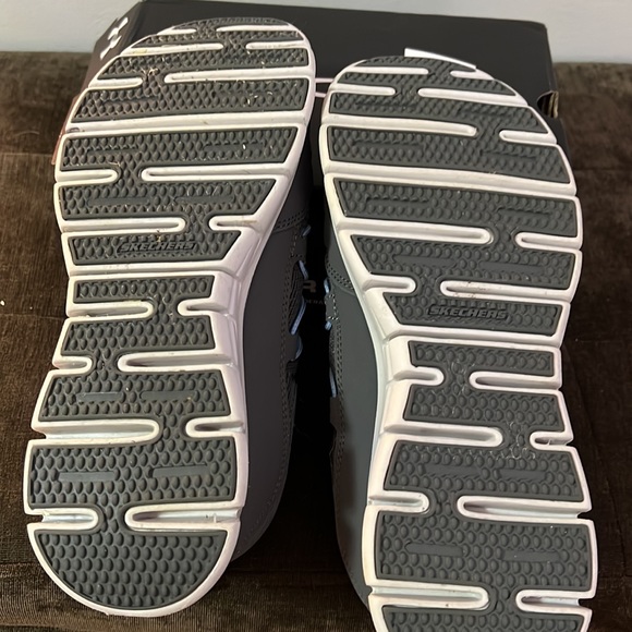 Sketchers Dual Lite Slip On Knit Sneakers Size 9.5 new  worn once in my home. - Picture 2 of 5